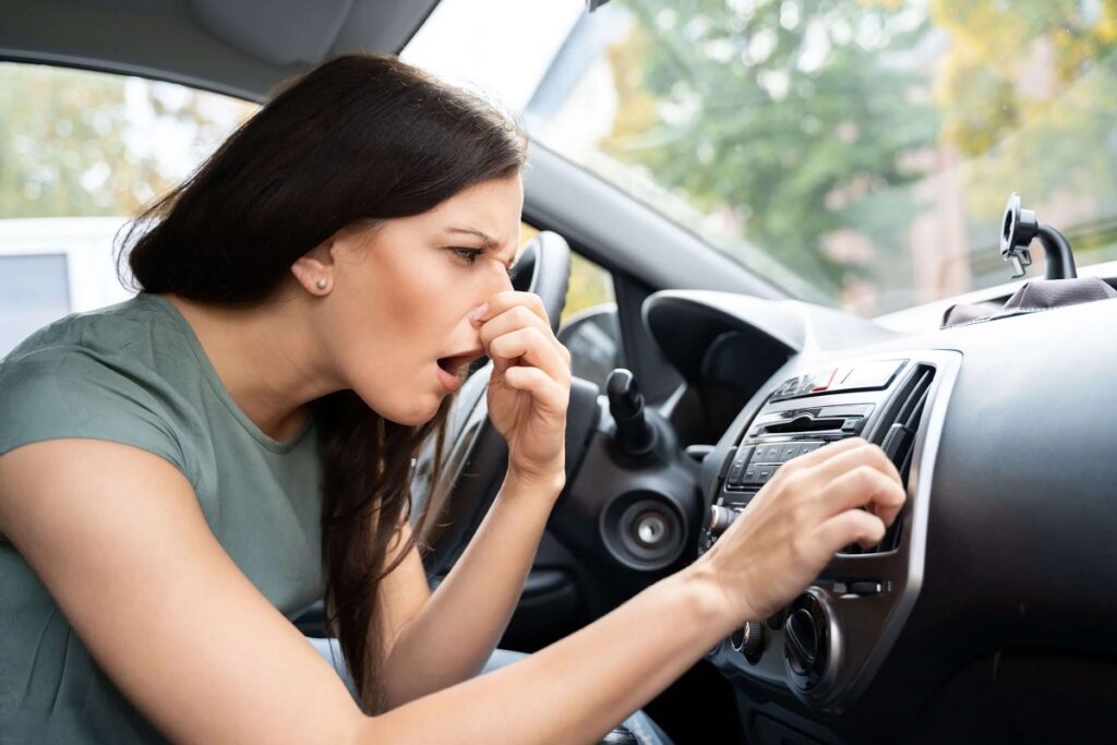 10 Penyebab Interior Mobil Bau Bensin & Cara Menghilangkannya