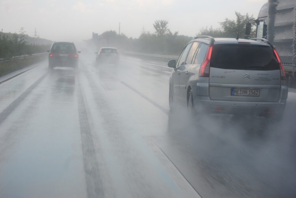 5 Tips Berkendara saat Hujan yang Aman di Mobil Kesayangan Anda