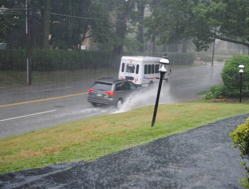 Cara Membersihkan Mobil Setelah Hujan