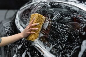 Efek Buruk Cuci Mobil Pakai Sabun Colek