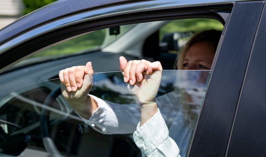 4 Cara Mengatasi Kaca Jendela Mobil Tidak Bisa Dibuka, Pasti Kebuka!