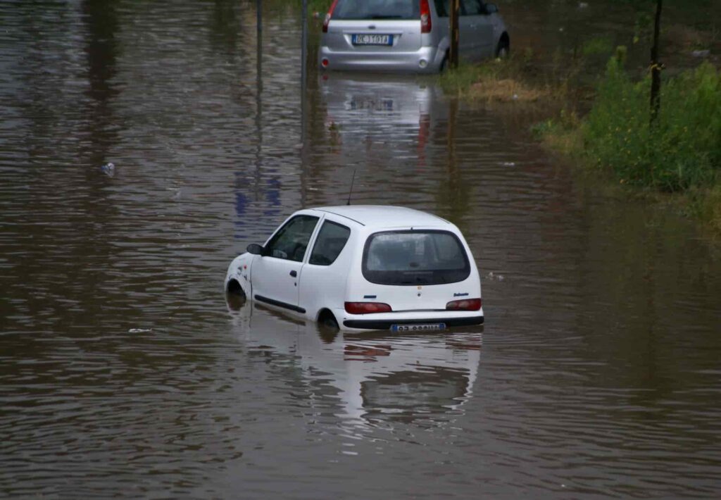 Bahaya Pakai Mobil Listrik saat Banjir