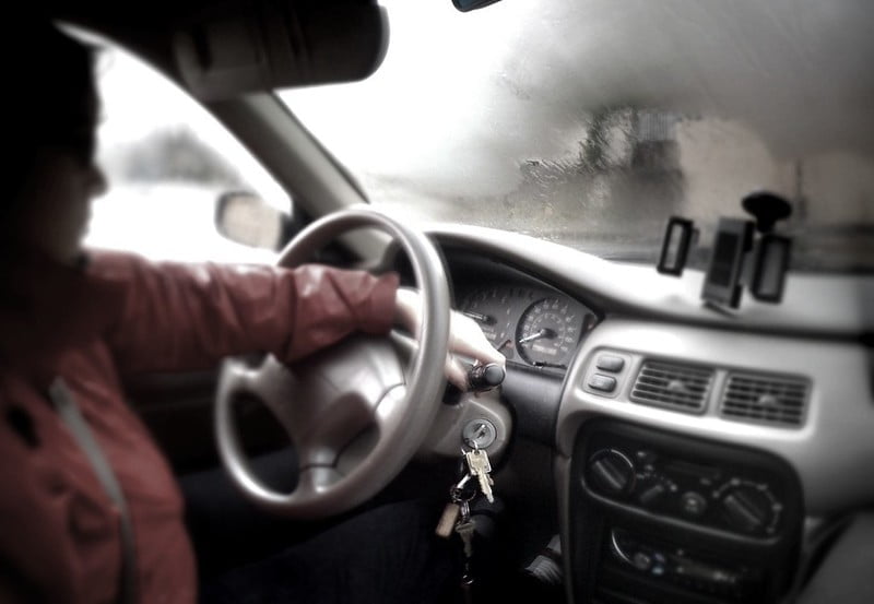Tips Berkendara Mobil saat Hujan dengan Aman