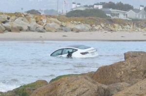 8 Dampak Buruk Mobil Jatuh ke Laut, Yuk Simak!