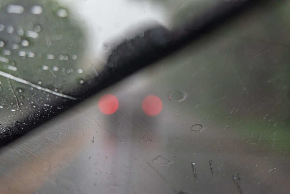 kaca mobil depan buram saat hujan