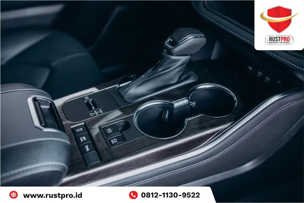 cara membersihkan interior mobil kulit