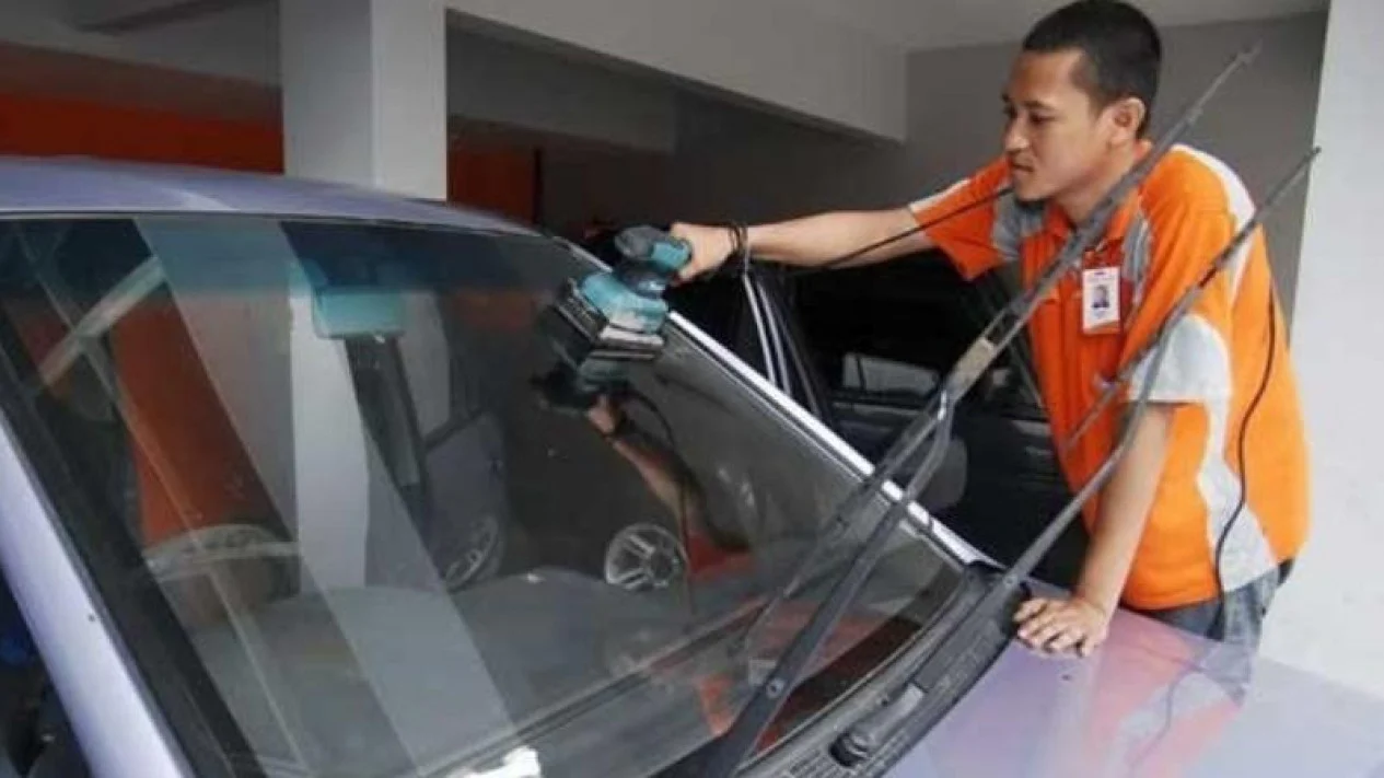 cara menghilangkan goresan kaca mobil depan