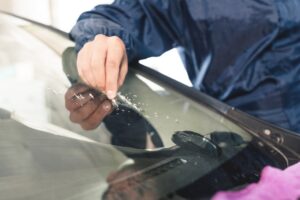 Cara Membersihkan Kaca Mobil Tergores