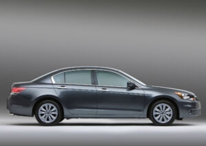 Anti Karat Mobil Sedan Rorotan di Cilicing