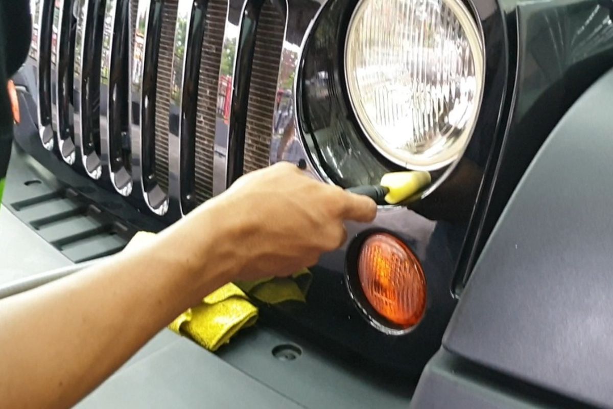 Autodetailing Mobil SUV Bendul Merisi di Wonocolo